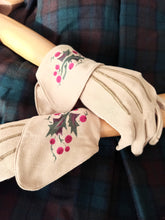 Cargar imagen en el visor de la galería, 1930s 1940s - Unworn Mistletoe Felt Gloves
