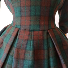 Carica l&#39;immagine nel visualizzatore di Gallery, 1940s 1950s - Outstanding French Plaid Tartan Wool Dress - W26 (66cm)
