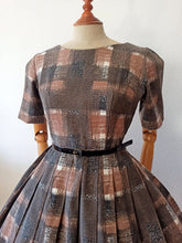 Laden Sie das Bild in den Galerie-Viewer, 1950s - Illum, France - Gorgeous Abstract Cotton Dress - W26 (66cm)
