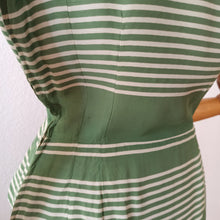 Laden Sie das Bild in den Galerie-Viewer, 1940s 1950s - Gorgeous Green Rayon Stripped Dress - W25/26 (64/66cm)
