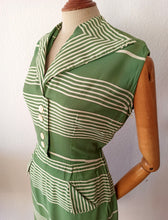 Carica l&#39;immagine nel visualizzatore di Gallery, 1940s 1950s - Gorgeous Green Rayon Stripped Dress - W25/26 (64/66cm)
