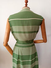 Carica l&#39;immagine nel visualizzatore di Gallery, 1940s 1950s - Gorgeous Green Rayon Stripped Dress - W25/26 (64/66cm)
