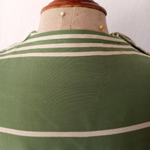 Laden Sie das Bild in den Galerie-Viewer, 1940s 1950s - Gorgeous Green Rayon Stripped Dress - W25/26 (64/66cm)

