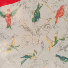 Laden Sie das Bild in den Galerie-Viewer, 1950s - Lovely Birds Novelty Rayon Top - W30 (76cm)
