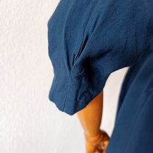 Laden Sie das Bild in den Galerie-Viewer, 1940s - Gorgeous Blue Gabardine Wool Dress - W28 (70cm)
