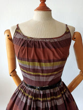 Laden Sie das Bild in den Galerie-Viewer, 1950s - Gorgeous Autmnal Colors Cotton Dress - W24 (62cm)
