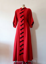 Laden Sie das Bild in den Galerie-Viewer, 1940s - Outstanding French Siren Wool Opera Coat - W31 (80cm)
