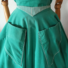 Laden Sie das Bild in den Galerie-Viewer, 1940s 1950s - Gorgeous 2pc Green Pockets Set - W26 (66cm)
