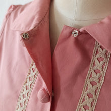 Charger l&#39;image dans la galerie, 1940s - Exquisite Antique Pink Peplum Cotton Suit - W27 (70cm)
