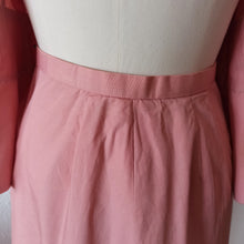 Charger l&#39;image dans la galerie, 1940s - Exquisite Antique Pink Peplum Cotton Suit - W27 (70cm)
