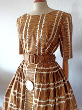 Laden Sie das Bild in den Galerie-Viewer, 1950s - Stunning Massive Buttons Cotton Dress - W30 (76cm)
