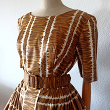 Laden Sie das Bild in den Galerie-Viewer, 1950s - Stunning Massive Buttons Cotton Dress - W30 (76cm)
