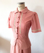 Charger l&#39;image dans la galerie, 1940s - Exquisite Antique Pink Peplum Cotton Suit - W27 (70cm)
