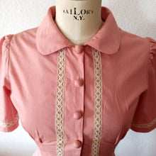 Charger l&#39;image dans la galerie, 1940s - Exquisite Antique Pink Peplum Cotton Suit - W27 (70cm)
