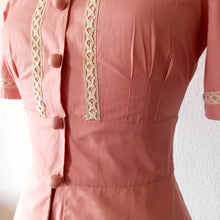 Carica l&#39;immagine nel visualizzatore di Gallery, 1940s - Exquisite Antique Pink Peplum Cotton Suit - W27 (70cm)
