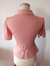 Charger l&#39;image dans la galerie, 1940s - Exquisite Antique Pink Peplum Cotton Suit - W27 (70cm)
