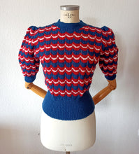 Cargar imagen en el visor de la galería, 1940s (?) - True Vintage Handmade Victory Colors Knitted Sweater
