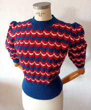 Charger l&#39;image dans la galerie, 1940s (?) - True Vintage Handmade Victory Colors Knitted Sweater
