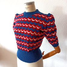 Laden Sie das Bild in den Galerie-Viewer, 1940s (?) - True Vintage Handmade Victory Colors Knitted Sweater
