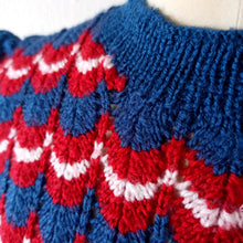 Charger l&#39;image dans la galerie, 1940s (?) - True Vintage Handmade Victory Colors Knitted Sweater
