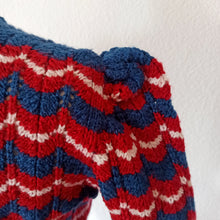 Carica l&#39;immagine nel visualizzatore di Gallery, 1940s (?) - True Vintage Handmade Victory Colors Knitted Sweater
