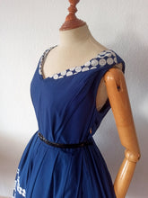 Laden Sie das Bild in den Galerie-Viewer, 1950s - Stunning Royal Blue Gabardine Rayon Dress - W28 (72cm)
