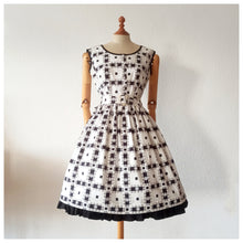 Laden Sie das Bild in den Galerie-Viewer, 1950s - Marie Pascale, Paris - Exquisite Cotton Dress - W27 (68cm)
