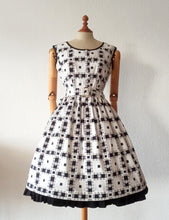 Laden Sie das Bild in den Galerie-Viewer, 1950s - Marie Pascale, Paris - Exquisite Cotton Dress - W27 (68cm)
