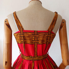 Laden Sie das Bild in den Galerie-Viewer, 1950s - ASTOR - Stunning French Novelty Print Bolero Dress - W26 (66cm)
