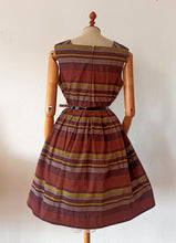 Laden Sie das Bild in den Galerie-Viewer, 1950s 1960s - Le Signe de Paris, France - Exquisite Pistacho Brown Dress - W30 (76cm)
