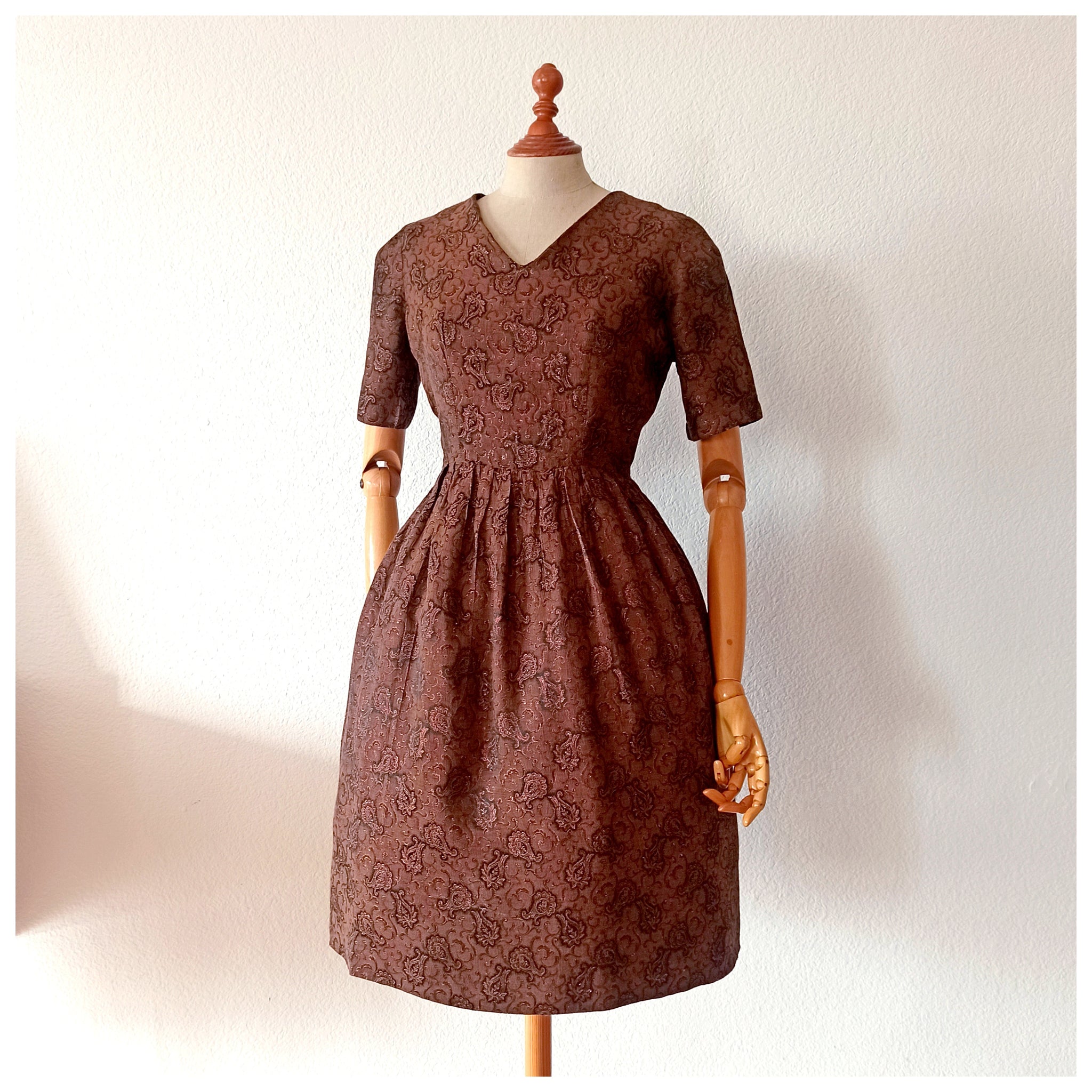 1950s 1960s - Elegant Brown Chocolate Rayon Lurex Dress - W26 (66cm) Der Fuchs Vintage 1950s 1960s - Elegant Brown Chocolate Rayon Lurex Dress - W26 (66cm) Der Fuchs Vintage