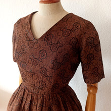 Charger l&#39;image dans la galerie, 1950s 1960s - Elegant Brown Chocolate Rayon Lurex Dress - W26 (66cm)
