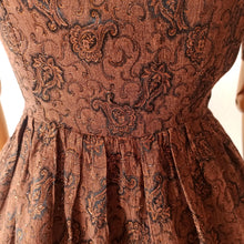 Laden Sie das Bild in den Galerie-Viewer, 1950s 1960s - Elegant Brown Chocolate Rayon Lurex Dress - W26 (66cm)
