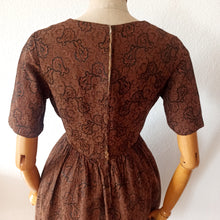 Laden Sie das Bild in den Galerie-Viewer, 1950s 1960s - Elegant Brown Chocolate Rayon Lurex Dress - W26 (66cm)
