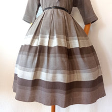 Charger l&#39;image dans la galerie, 1950s - MANFORD - Gorgeous Grey Gabardine Dress - W31 (78cm)
