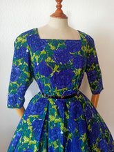 Laden Sie das Bild in den Galerie-Viewer, 1950s - Modelhaus Manuela, Germany - Bluish Purple Roses Dress - W30 (76cm)
