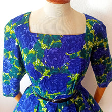 Charger l&#39;image dans la galerie, 1950s - Modelhaus Manuela, Germany - Bluish Purple Roses Dress - W30 (76cm)
