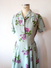 Laden Sie das Bild in den Galerie-Viewer, 1940s - Adorable Turquoise Roseprint Rayon Dress - W29 (74cm)
