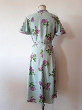 Charger l&#39;image dans la galerie, 1940s - Adorable Turquoise Roseprint Rayon Dress - W29 (74cm)
