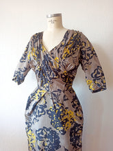 Laden Sie das Bild in den Galerie-Viewer, 1950s - Spectacular French Couture Wildsilk Dress - W27 (68cm)
