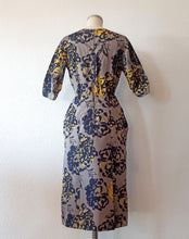 Laden Sie das Bild in den Galerie-Viewer, 1950s - Spectacular French Couture Wildsilk Dress - W27 (68cm)
