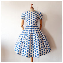 Laden Sie das Bild in den Galerie-Viewer, 1950s 1960s - Gorgeous Iconic Blue Polkadots Dress - W28 (72cm)
