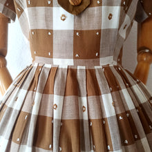 Laden Sie das Bild in den Galerie-Viewer, 1950s - Adorable Brown Plaid Cotton Dress - W32 (82cm)
