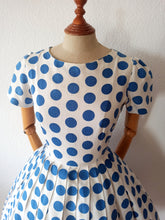 Laden Sie das Bild in den Galerie-Viewer, 1950s 1960s - Gorgeous Iconic Blue Polkadots Dress - W28 (72cm)
