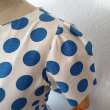 Charger l&#39;image dans la galerie, 1950s 1960s - Gorgeous Iconic Blue Polkadots Dress - W28 (72cm)
