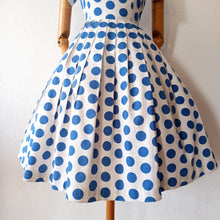 Charger l&#39;image dans la galerie, 1950s 1960s - Gorgeous Iconic Blue Polkadots Dress - W28 (72cm)
