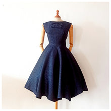 Laden Sie das Bild in den Galerie-Viewer, 1950s - Elegant Black &amp; Blue Textured Night Dress - W25 (64cm)
