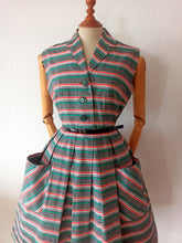 Charger l&#39;image dans la galerie, 1950s - Ultra Gorgeous Massive Pockets Striped Dress - W28 (70cm)
