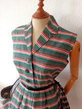 Laden Sie das Bild in den Galerie-Viewer, 1950s - Ultra Gorgeous Massive Pockets Striped Dress - W28 (70cm)
