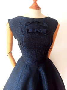 1950s - Elegant Black & Blue Textured Night Dress - W25 (64cm)